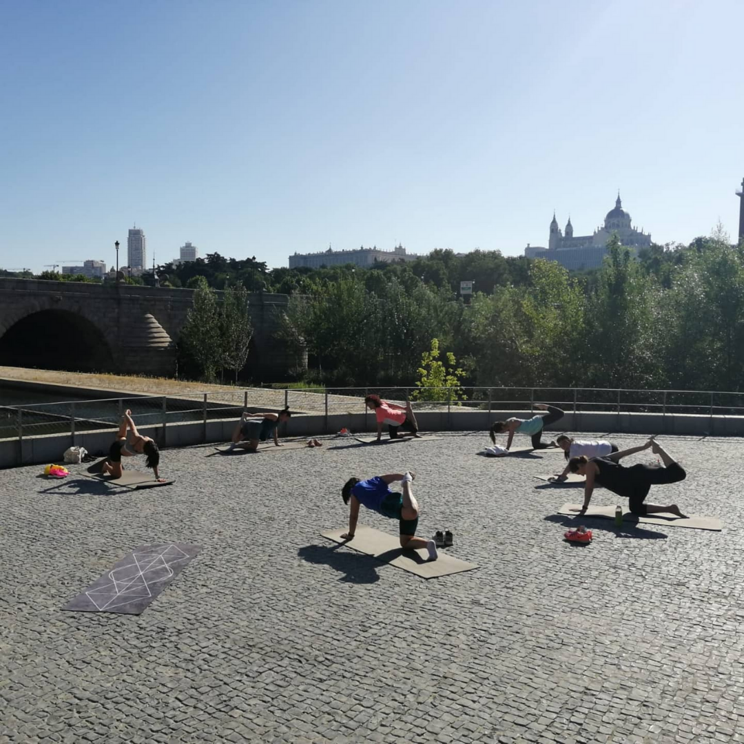 entrenamientos al aire libre en madrid rio - pilates - TRC The Run Club 