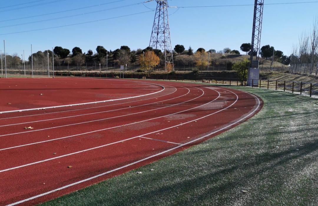 Entrenamiento pista de atletismo – Club de Atletismo en Madrid – TRC The Run Club – rodaje cesped artificial Valle de las cañas Pozuelo