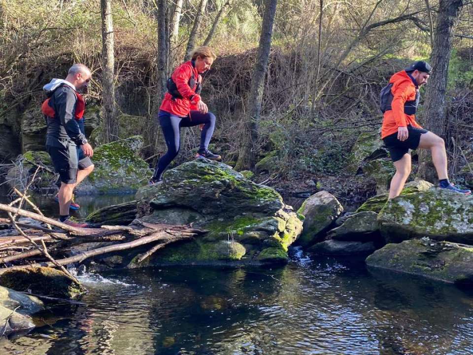 Club de trail en Madrid - cruzando un rio en la montaña