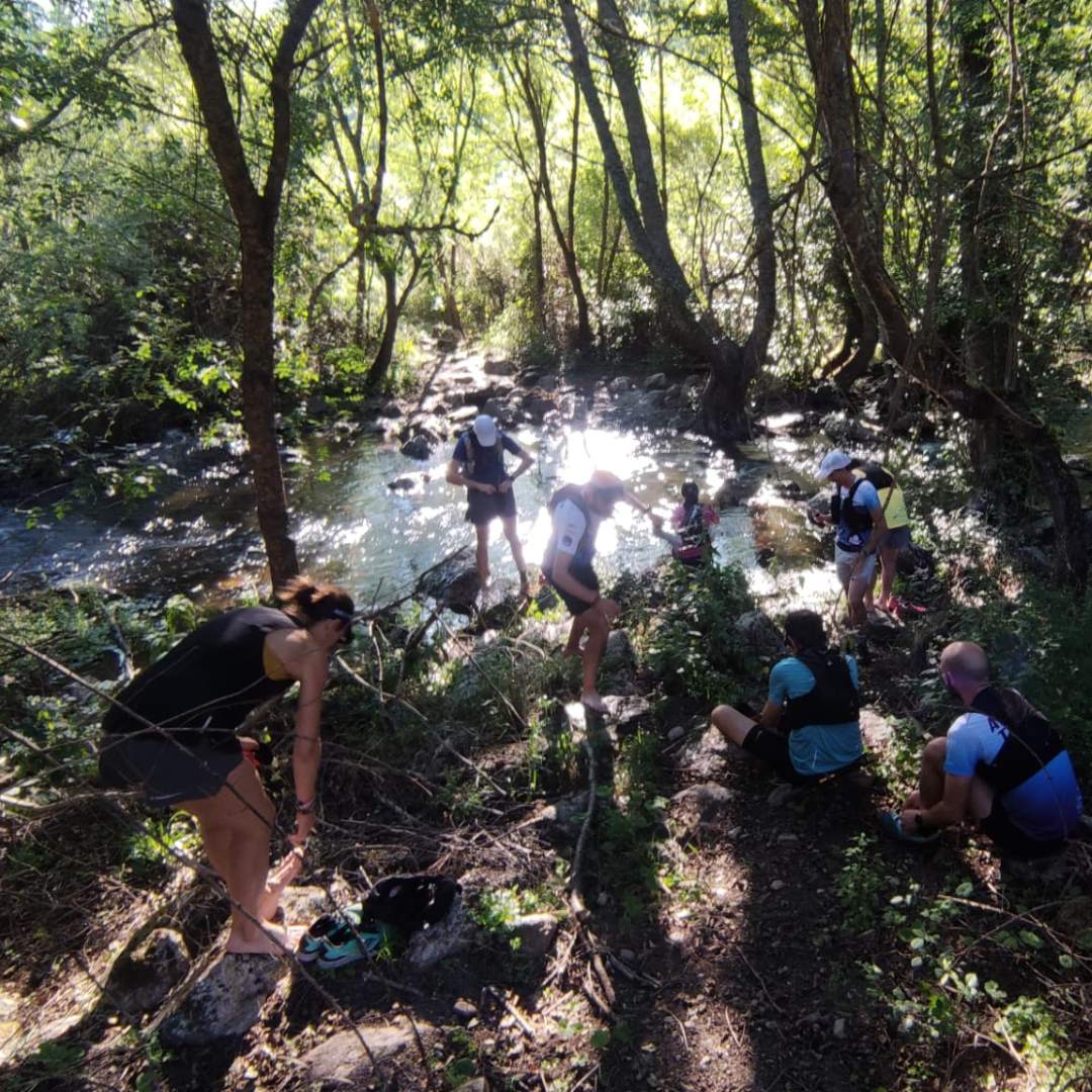 Club de trail en Madrid - equipo descansando junto a un rio