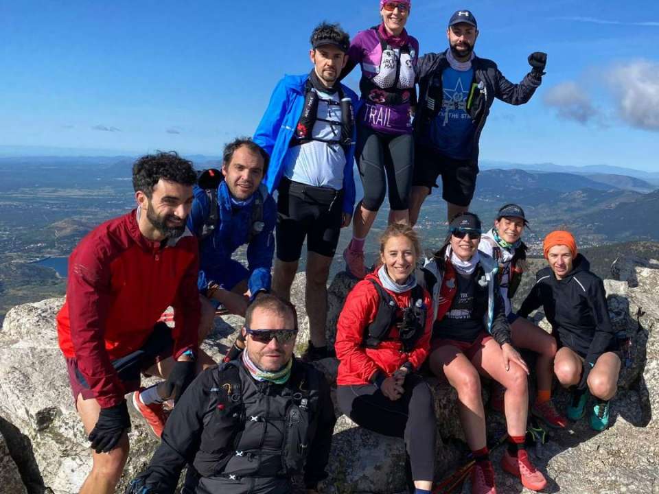 Club de trail en Madrid - equipo en la cima de peñalara