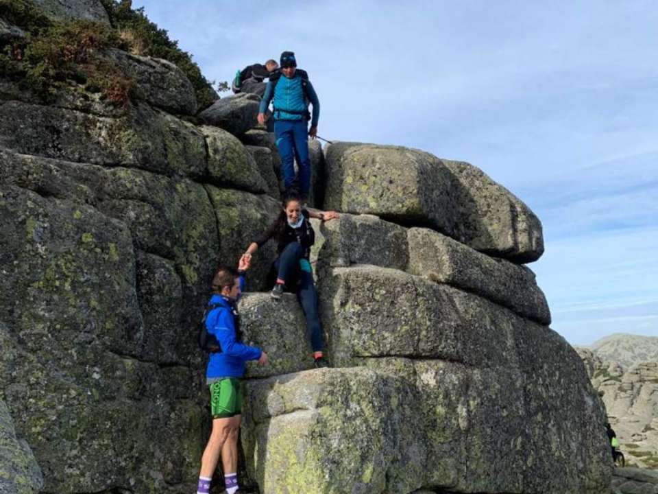 Empezar a hacer trail en Madrid - equipo bajando rocas