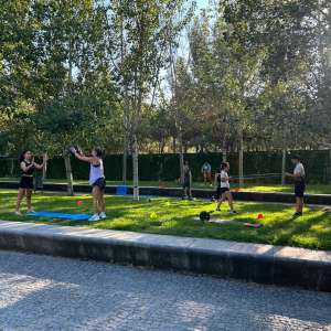 Club de corredores en Mostoles haciendo entrenamiento funcional